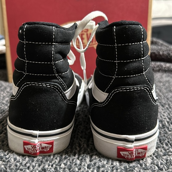 I am selling a pair of Vans shoes. - Picture 5 of 7